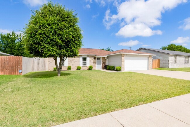 Building Photo - 2307 Traverse Dr