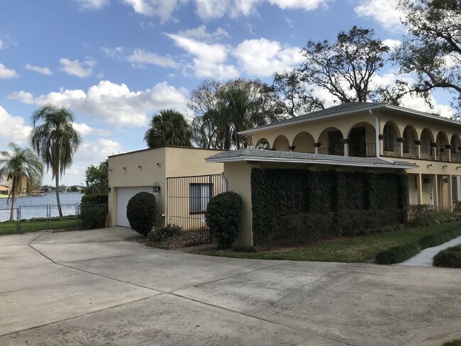 Building Photo - 2072 Lake Dr