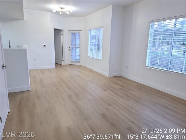 Foto del edificio - Inviting First-Floor Corner Condo with Modern Finishes & Poolside Location!