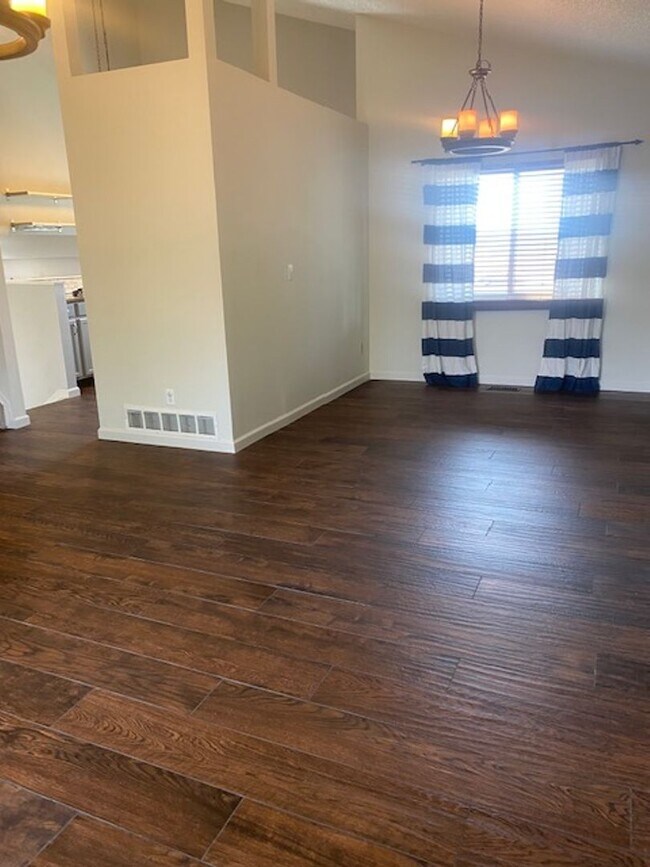 Foto del edificio - 3 Bedroom Tri-level in Woodland Hills
