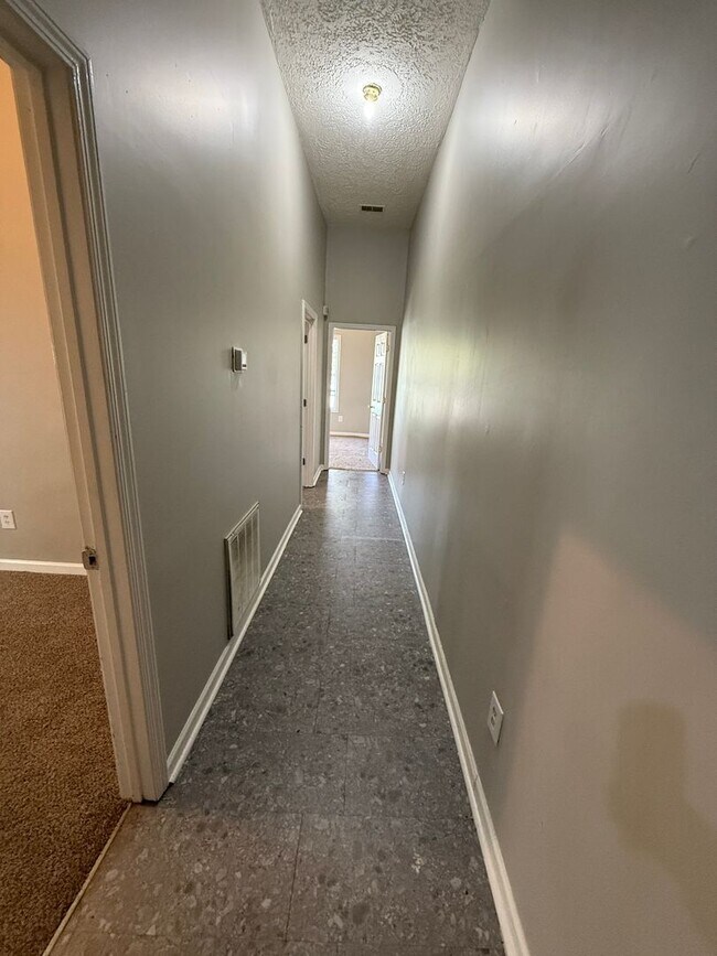 Building Photo - 3-BED 1-BATH SINGLE FAMILY HOME