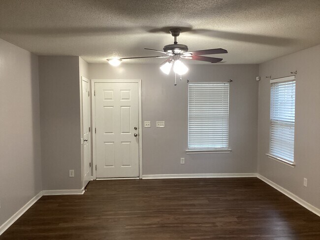 Foto del edificio - 7800 Rabbits Foot Ln