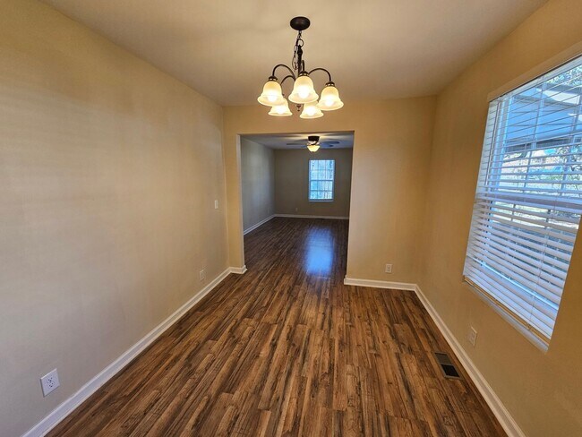 Building Photo - Remodeled 2 Bedroom 1 Bath Home in the Hea...