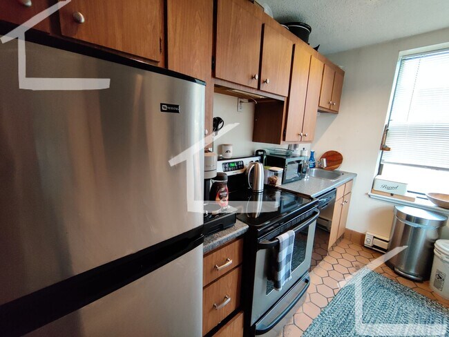 Foto del edificio - Nicely renovated condo quality 1 bed in Brighton with parking spot included!