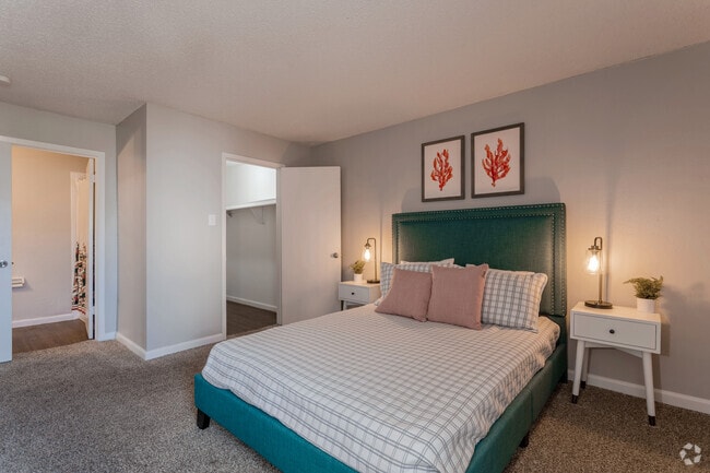 2BR, 2BA - 1000 SF Belmont - Bedroom - The Aspen Apartments