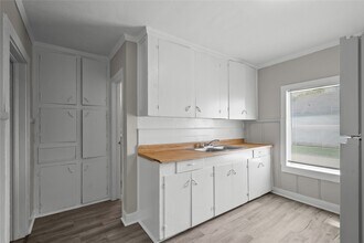 Building Photo - 331 9th St N