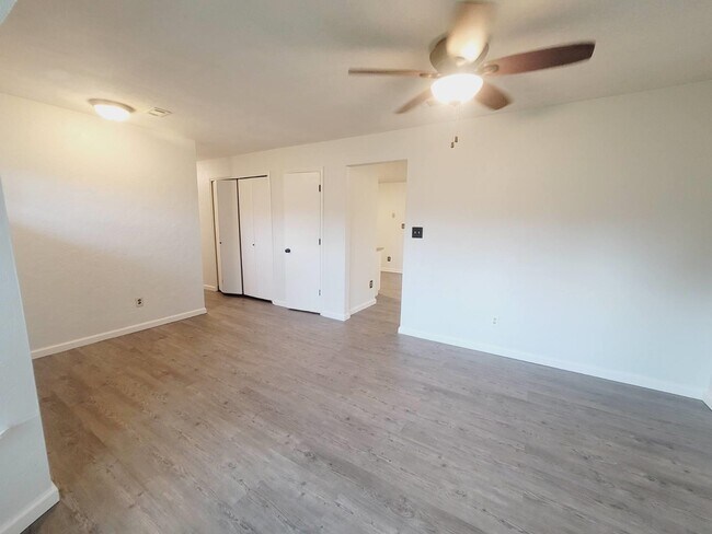 Foto del edificio - 2136 Little River Ln