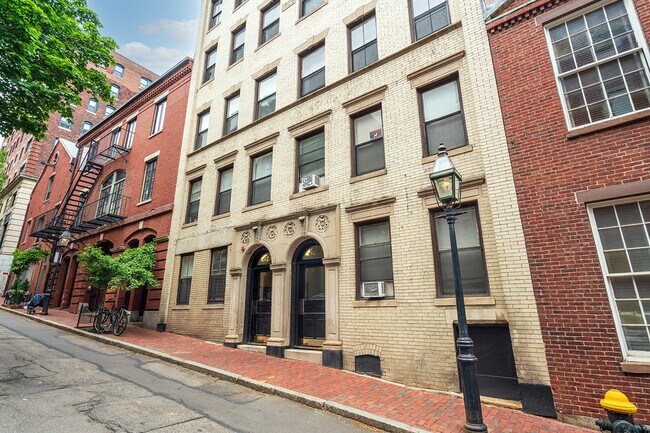 Building Photo - 47 Joy St