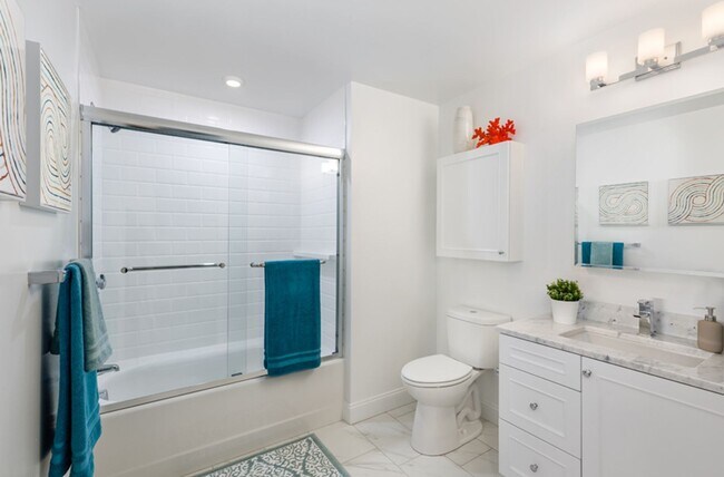 Foto del edificio - Spacious Brookline Apartment