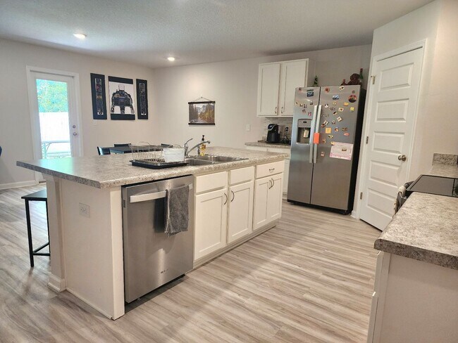 Foto del edificio - Almost Brand New 4 Bedroom, 2 Bath located...