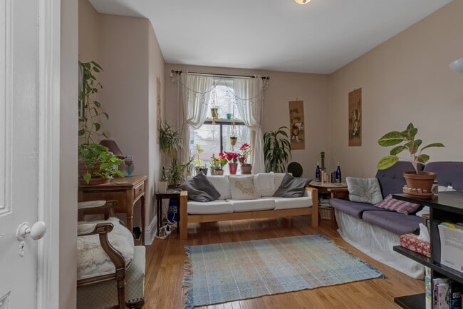 Building Photo - 2 Bed/1 Bath Spacious Rental