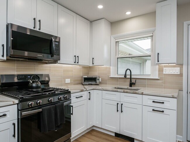 Building Photo - 258 Parkview Dr