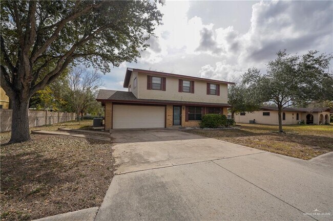 Building Photo - 204 E Gomez Dr