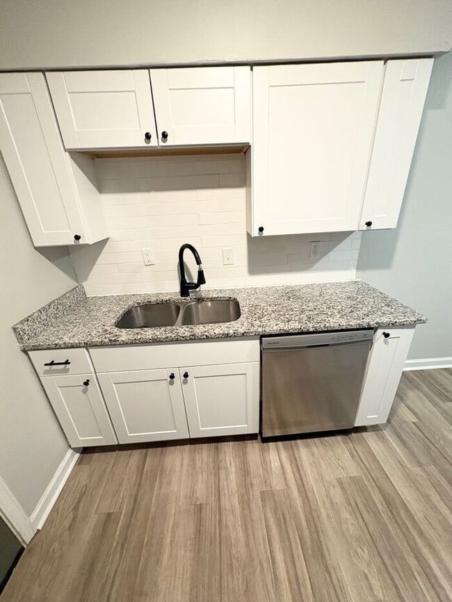 Foto del edificio - LIVE AT THE DEN THIS WINTER — FREE RENT + $995 SPECIAL