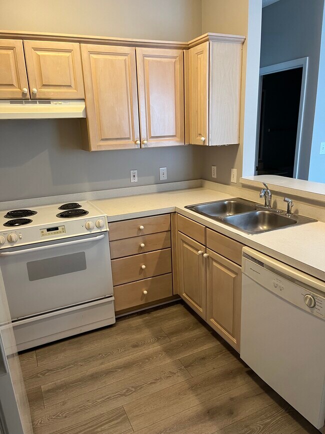 Kitchen - 3512 Sweetwater Blvd
