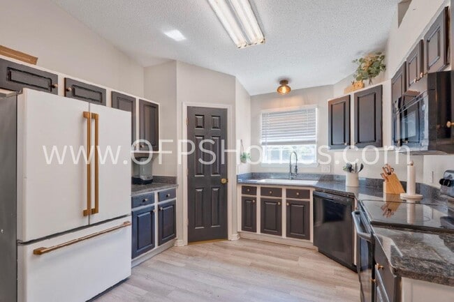 Building Photo - 405 Bobby Dr