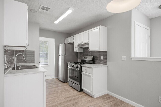 Foto del edificio - 8204 West Gate Blvd