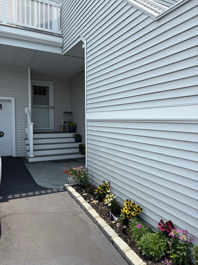 Building Photo - 3205 Bluffs Dr S