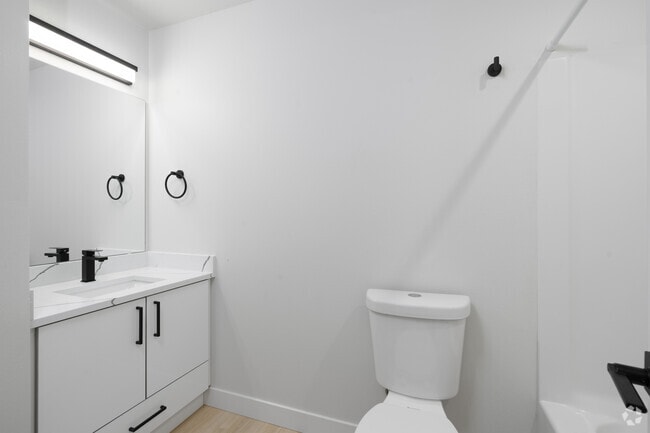 4 habitaciones - 2,5 baños - Baño - 3408-3412 Northwest, 3 Beds, 2.5 Bath & 4 Beds, 2.5 Bath Units Available!