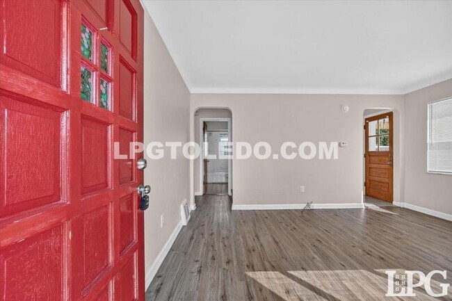 Foto del edificio - 1357 Corry Ave