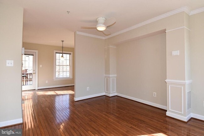 Building Photo - 2400 N Greenbrier Ct