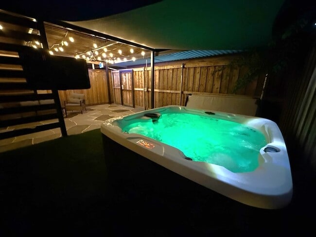 Foto del edificio - 5912 Harvest Hill Rd