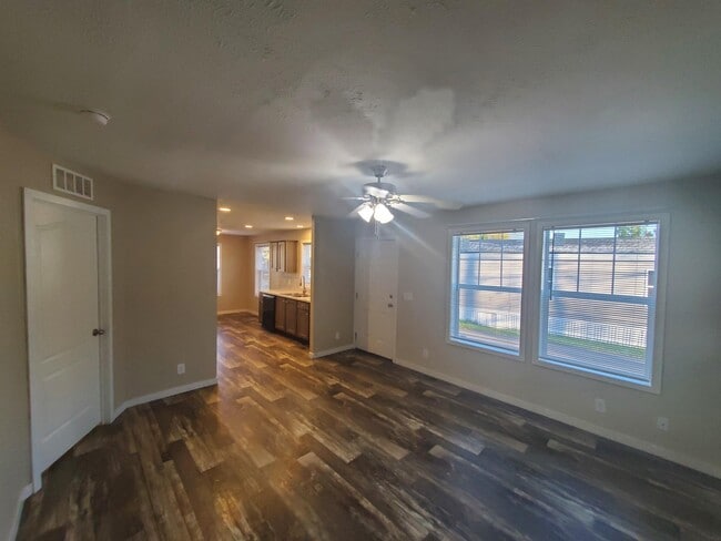 Building Photo - 15 Starling Hill Dr