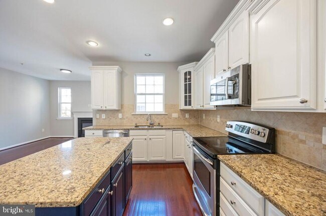 Building Photo - 844 Oriole Ave