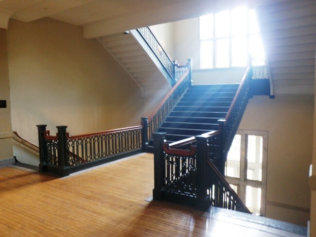 Foto del edificio - Theresa Park Loft Apartments!