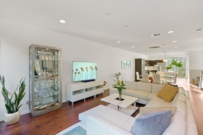 Foto del edificio - Gorgeous Home in the Elysian Valley Hills ...