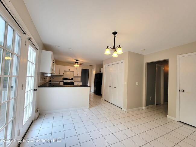 Building Photo - 319 Carnation Dr