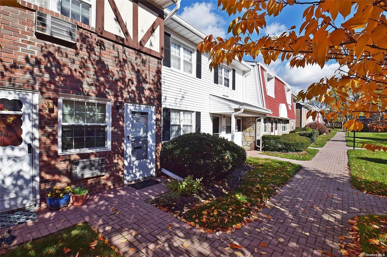25 Springwood Dr, North Babylon, NY 11703 Condo for Rent in North Babylon, NY