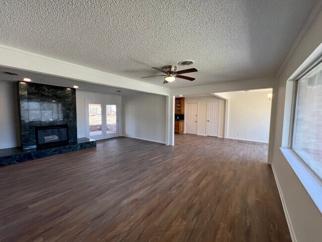 Building Photo - 817 Wade Dr