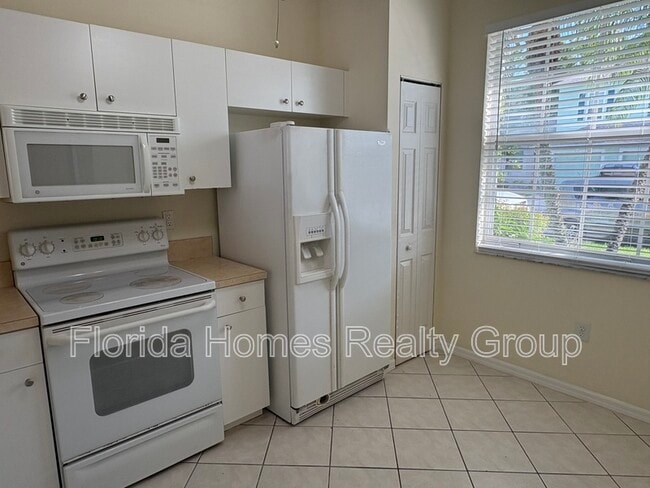 Building Photo - 3629 Pine Oak Cir