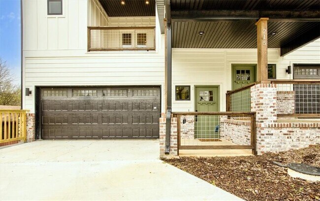 Foto del edificio - 215 E Center St