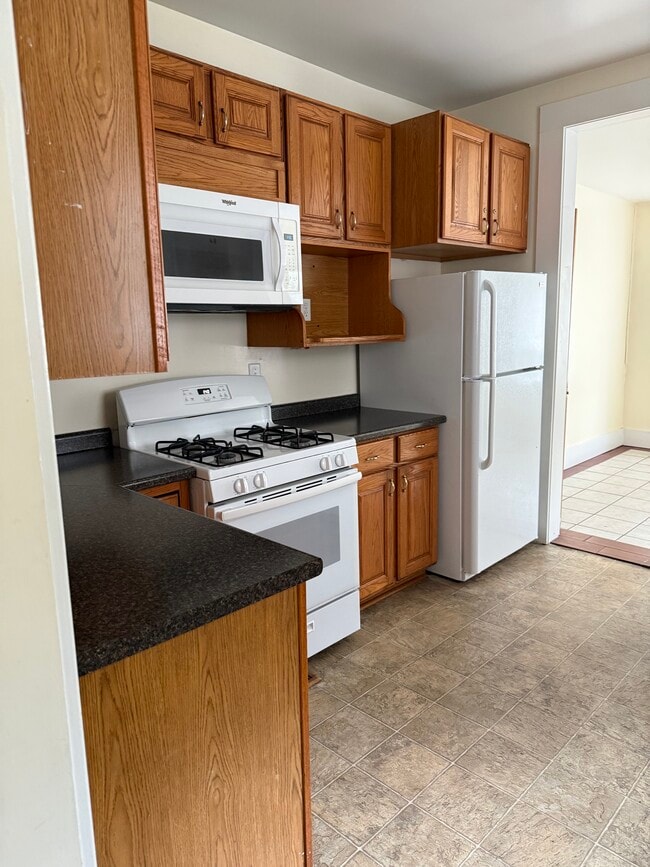 kitchen - 827 N Rebecca Pl