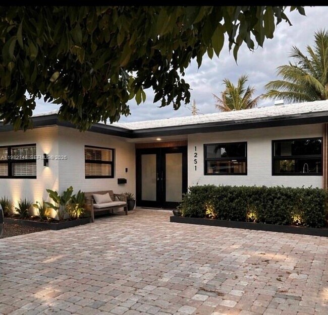 Foto del edificio - 1251 SW 11th Terrace