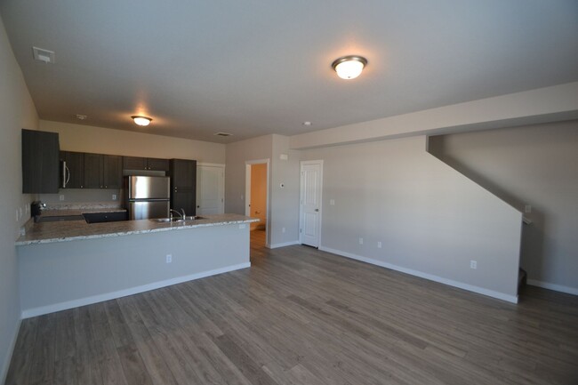 Building Photo - 3 Bed 2.5 Bath 2 Story Townhome with AC