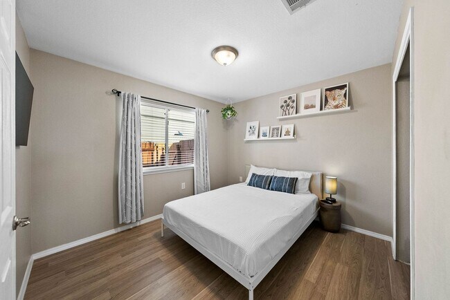 Foto del edificio - 6117 Los Cielos Blvd