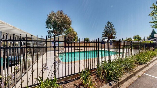 Building Photo - 1450 E Cotati Ave
