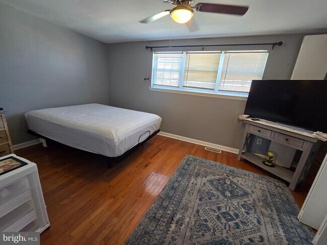 Building Photo - 1116 W Oxford St