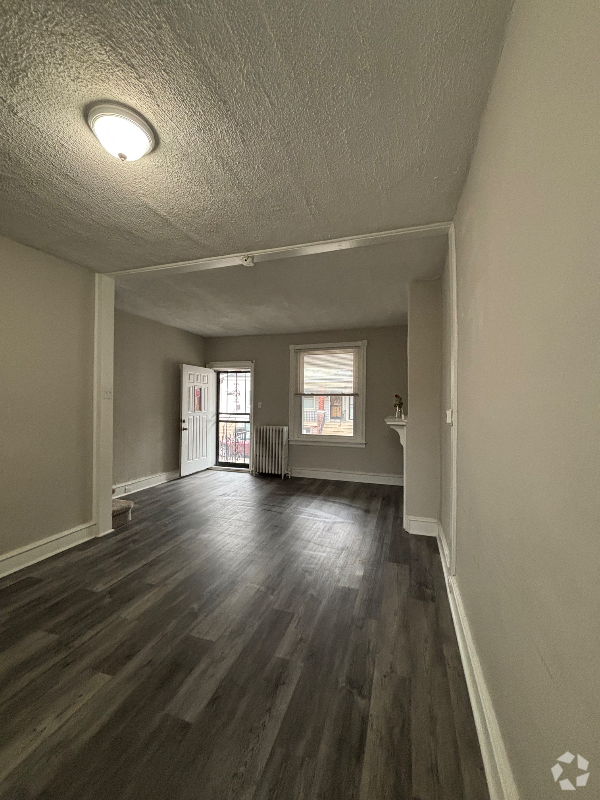 Building Photo - 922 S Yewdall St