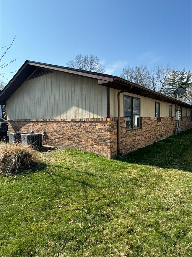 Building Photo - 2 bedroom Available!!