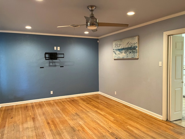 Building Photo - 2022 Odessa Dr