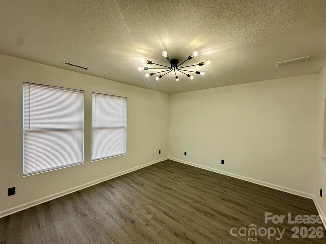 Foto del edificio - 340 Zander Woods Ct