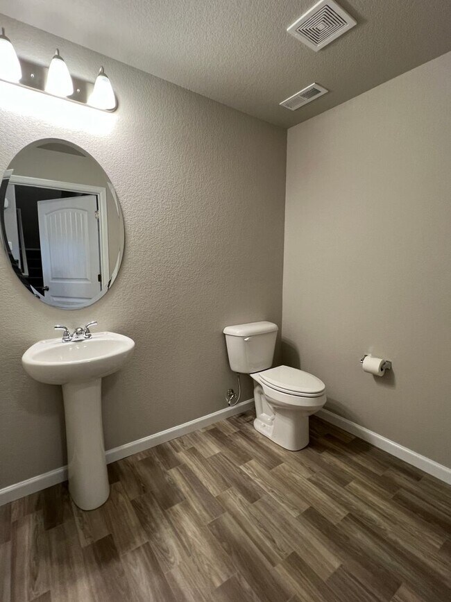 Foto del edificio - Newly Built Larson Ranch Townhome