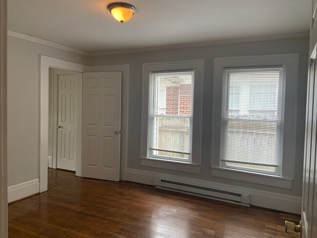 Building Photo - Lovely 3 Bedroom Home Walking Distance to ...