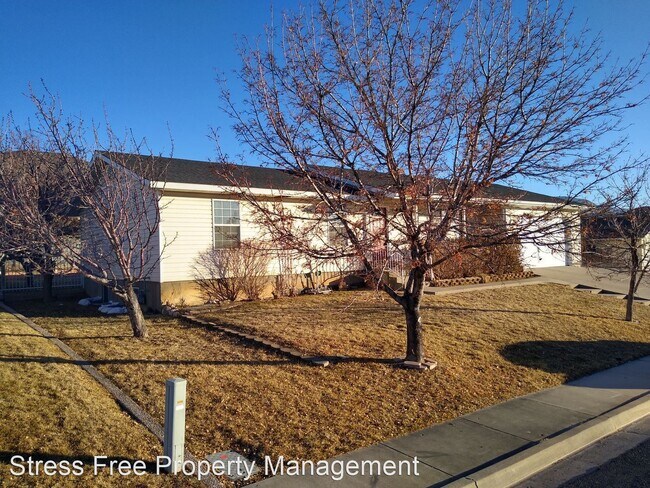 5 br, 3 bath House - 2114 N. Wedgewood Ln. - 4