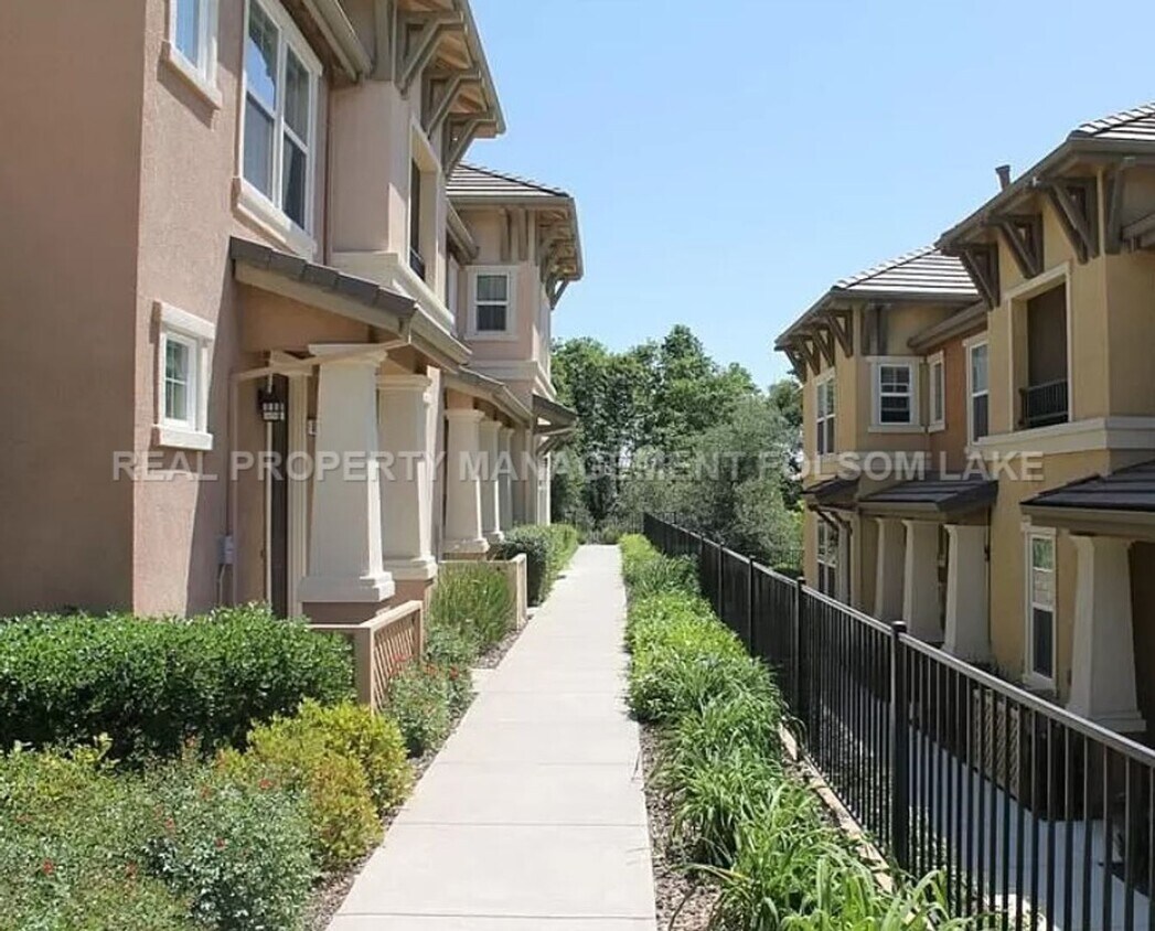 Building Photo - 2 Bedroom 2 Bath Condominium