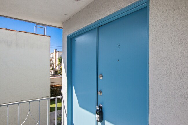 Building Photo - 855 S Holt Ave